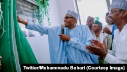 Le président Muhammadu Buhari inaugure le premier réseau de train léger destiné à désengorger les routes dans la région d’Abuja, au Nigeria, le 12 juillet 2018. (Twitter/Muhammadu Buhari)