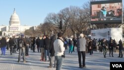 Suasana persiapan inaugurasi Presiden Obama di halaman gedung Capitol di Washington (20/1). Jumlah pengunjung pelantikan Obama diperkirakan hanya sepertiga dari pelantikan 4 tahun lalu. 