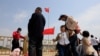 Un niño sostiene una bandera nacional china durante una visita a la Plaza de Tiananmen para las vacaciones del Primero de Mayo en Beijing el lunes 3 de mayo de 2021
