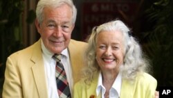 Noel Neill (derecha) quien junto a Jack Larson actuaron en los papeles de Luisa Lane y Jimmy Olson respectivamente, en Superman de 1950 falleció el domingo.