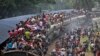 Warga Muslim Bangladesh naik kereta api yang tidak mampu menampung jumlah penumpang yang ingin mudik untuk merayakan Idul Fitri, di stasiun ibu kota Dhaka.