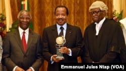 Akere Muna (à droite) remet un prix au palais de l'unité à Yaoundé à Paul Biya, son potentiel adversaire pour la présidentielle 2018, le 6 juin 2014. (Présidence de la république du Cameroun )