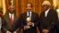 Akere Muna (à droite) remet un prix au palais de l'unité à Yaoundé à Paul Biya, son potentiel adversaire pour la présidentielle 2018, le 6 juin 2014. (Présidence de la république du Cameroun )