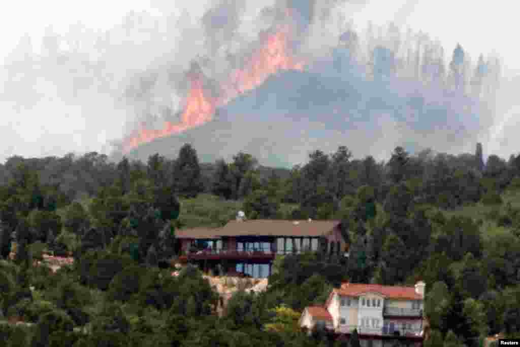 Api berkobar di dekat permukiman di daerah pegunungan di sebelah barat Colorado Springs, negara bagian Colorado. 