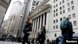 El público camina por Wall Steet frente al edificio de la Bolsa de Nueva York.