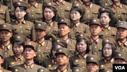 지난해 4월 북한 평양에서 열린 김일성 주석 100회 생일기념 열병식에 참석한 군인들이 정렬하고 있다. (자료사진)
