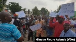 Manifestations de la société civile devant le parlement béninois, à Cotonou, au Bénin, le 26 mars 2017. (VOA/Ginette Fleure Adandé)