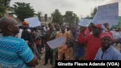 Manifestations de la société civile devant le parlement béninois, à Cotonou, au Bénin, le 26 mars 2017. (VOA/Ginette Fleure Adande)