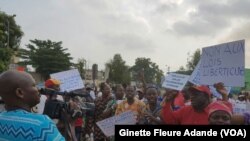 Manifestations de la société civile devant le parlement béninois, à Cotonou, au Bénin, le 26 mars 2017. (VOA/Ginette Fleure Adande)