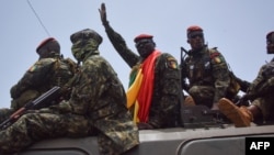 Lieutenant colonel Mamady Doumbouya (C), mokambi ya basoda babotoli bokonzi ba Guinée, na Conakry, 6 septembe 2021.