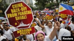 Filipinos chant anti-China slogans as they march towards the Chinese consulate in Manila's Makati financial district, May 11, 2012. 