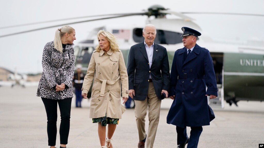 拜登总统夫妇在安德鲁斯联合基地走向”空军一号“专机，准备前往受到飓风破坏的波多黎各。(2022年10月3日)(photo:VOA)