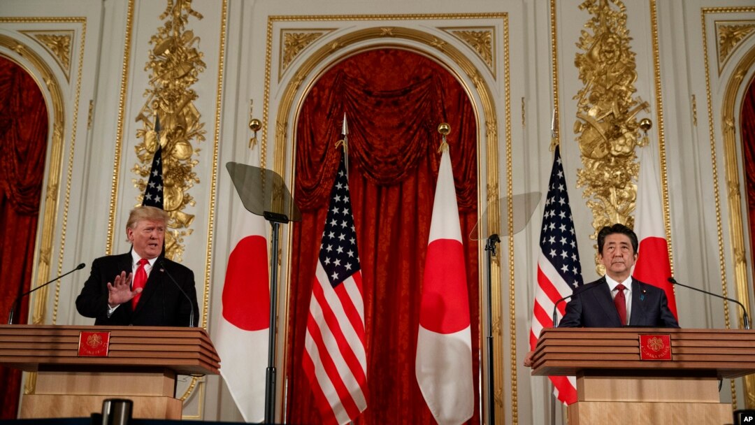 特朗普和安倍晉三在東京舉行聯合記者會。