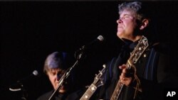 Don Everly (kanan) dan Phil Everly yang menamakan duo mereka "The Everly Brothers" saat tampil di Camel Rock Casino, Pojoaque Pueblo, New Mexico, 15 Oktober 2000 (Foto: dok). Phil Everly meninggal dunia pada usia 74 tahun karena radang paru-paru, Jumat (3/1).