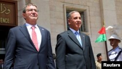 美国国防部长卡特（左）与伊拉克国防部长欧比迪在巴格达国防部出席一个欢迎仪式 （2015年7月23日）
