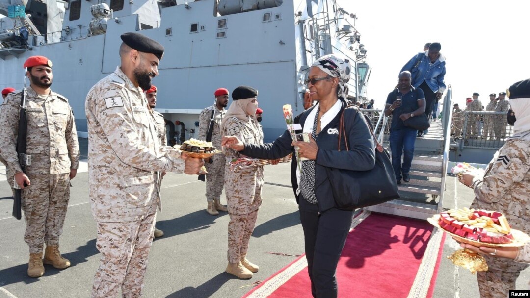 Wasu 'yan kasashe da suka biyo jirgin Saudiyya da ya fara jigilar kwaso 'yan kasa a Sudan da ke fama da rikici.