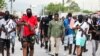 El líder pandillero Jimmy "Barbecue" Cherizier (en camisa verde), encabeza una marcha contra el premier de Haití, Ariel Henry, en Puerto Príncipe, la capital, el 19 de septiembre de 2023. [Reuters/Ralph Tedy Erol]