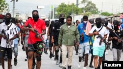 El líder pandillero Jimmy "Barbecue" Cherizier (en camisa verde), encabeza una marcha contra el premier de Haití, Ariel Henry, en Puerto Príncipe, la capital, el 19 de septiembre de 2023. [Reuters/Ralph Tedy Erol]