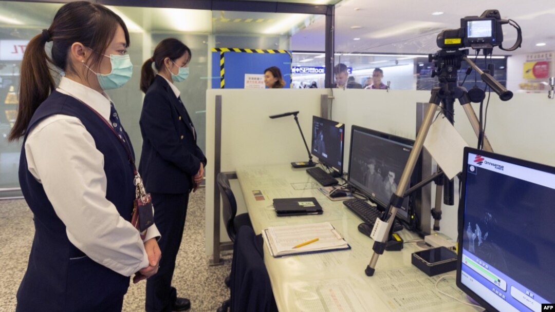 Pusat Pengendalian Penyakit Taiwan menggunakan thermal scanner untuk mengukur suhu tubuh para penumpang yang tiba dari Wuhan, pusat wabah virus Corona, 13 Januari 2020. (Foto: AFP)