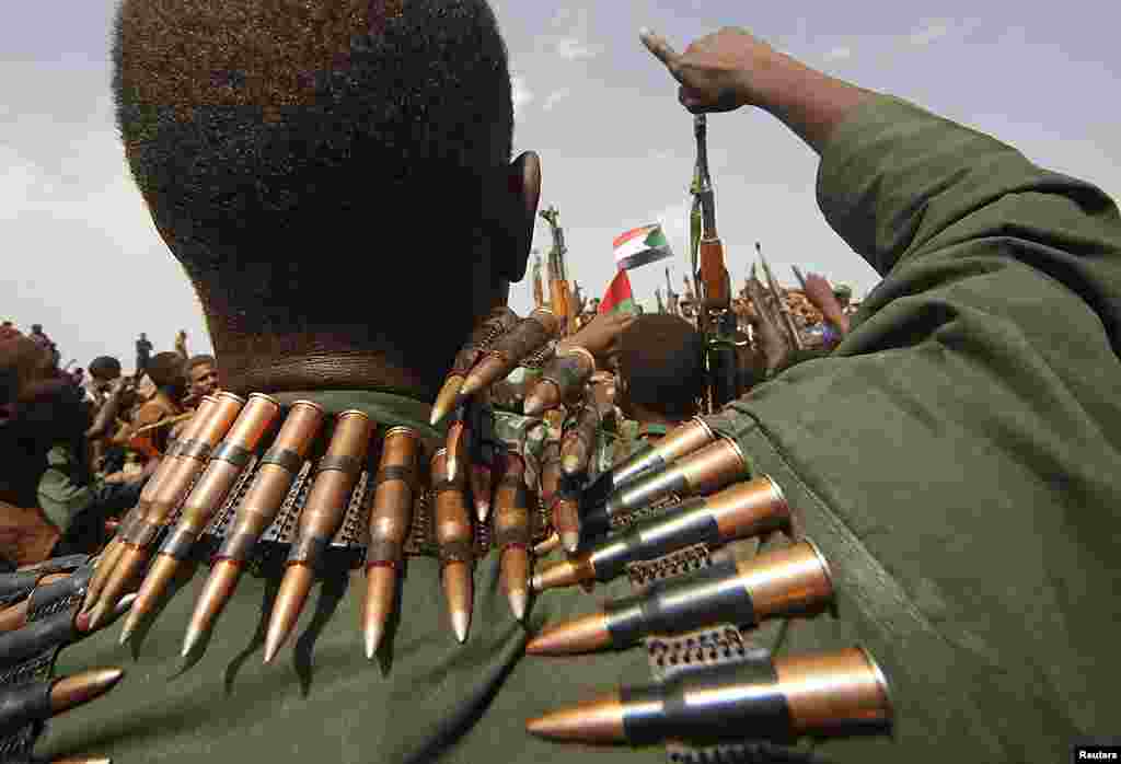 Sudanese military soldiers cheer during the visit of Sudanese President Omar al-Bashir (not seen) in Heglig April 23, 2012. (Reuters)