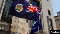 2020年7月31日英国伦敦中国大使馆外支持香港的标语牌：“和香港站在一起”。