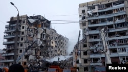 지난 14일 우크라이나 드니프로에서 러시아의 미사일 공격으로 부서진 아파트.