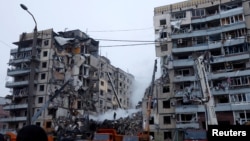 Sejumlah blok apartemen rusak berat akibat serangan rudal Rusia di Dnipro, Ukraina 15 Januari 2023. (Foto: REUTERS/Clodagh Kilcoyne)