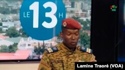 Lieutenant-colonel Cyprien Kaboré, porte-parole de la junte burkinabè à la télévision nationale, Ouagadougou, le 1er février 2022 (VOA/Lamine Traoré)