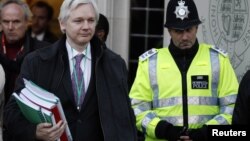 Osnivač Vikiliksa Džulijan Asanž napušta Vrhovni sud u Londonu, 1. februar 2012