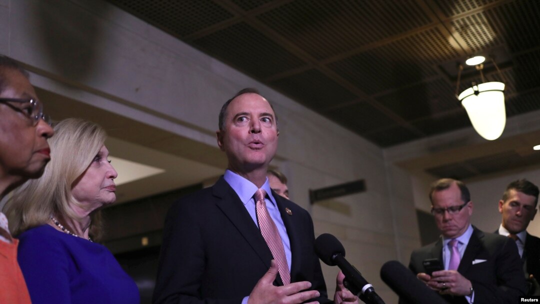 Chủ tịch Ủy ban Tình báo Hạ viện Mỹ Adam Schiff (D-CA) nói chuyện với các nhà báo tại một phiên điều trần kín tại điện Capitol, ngày 6/11/2019. REUTERS/Siphiwe Sibeko