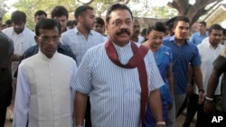 លោក​ Mahinda Rajapaksa​ ប្រធានាធិបតី​កាន់​តំណែង​​យូរ​អង្វែង​នៅ​ស្រី​លង្គា​កំពុង​ធ្វើ​ដំណើរ​ទៅ​កន្លែង​បោះ​ឆ្នោត​នៅ​ក្រុង​ Tangalle​។ហោរា​របស់​លោក​​​បាន​ព្យាករណ៍​​ប្រកប​ដោយ​ជំនឿ​ចិត្ត​​ថា​ លោក​នឹង​ទទួល​ជ័យ​ជម្នះ​យ៉ាង​ជាក់​ច្បាស់នៅ​ក្នុង​ការ​បោះ​ឆ្នោត​នោះ​។