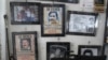 Libros y recuerdos del fallecido narcotraficante Pablo Escobar se exhiben a la venta en una tienda en Doradal, Colombia, el viernes 5 de febrero de 2021.