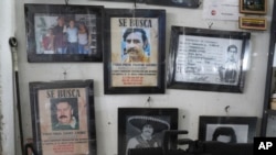 Libros y recuerdos del fallecido narcotraficante Pablo Escobar se exhiben a la venta en una tienda en Doradal, Colombia, el viernes 5 de febrero de 2021.