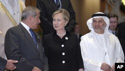 Sakatariyar harkokin wajen Amurka Hillary Clinton daga tsakiya take tattaunawa da ministan harkokin wajen Jordan daga hagu,da na hadaddiyar daular larabawa daga hanun dama.