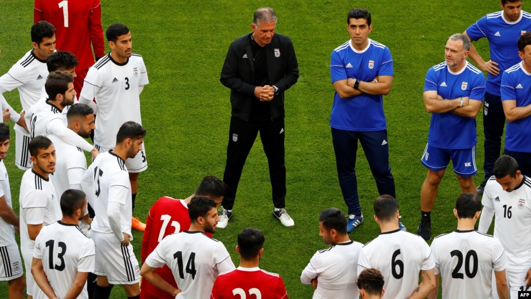 Pelatih Iran asal Portugal, Carlos Queiroz, memimpin latihan di Mordovia Arena di Saransk, 24 Juni 2018. 