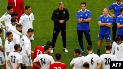 Pelatih Iran asal Portugal, Carlos Queiroz, memimpin latihan di Mordovia Arena di Saransk, 24 Juni 2018. 