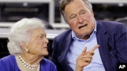 Mantan President George H.W. Bush dan istrinya, Barbara Bush, menghadiri pertandingan basket di Houston, Texas, 29 Maret 2015.