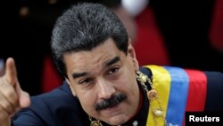 El presidente de Venezuela, Nicolas Maduro, ordenó ejercicios de defensa después que el presidente de EE.UU., Donald Trump, dijera que evalúa opción militar.
