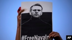 A women holds a "Free Navalny" sign during a protest against Russia's jailing of opposition leader Alexei Navalny, in Tel Aviv, Israel. (File)