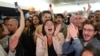 法国左翼联盟的支持者在法国议会第二轮投票的首批结果出炉后欢庆。(2024年7月7日)