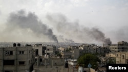 El humo se eleva tras los ataques israelíes durante una operación militar israelí en Rafah, en el sur de la Franja de Gaza, el 28 de mayo de 2024. REUTERS/Hatem Khaled