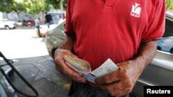 Con esta nueva incoporación, el salario mínimo, Bs.40.000, podrá pagarse con dos billetes de Bs. 20.000 y el de mayor denominación, Bs. 50.000, equivale unos $8,20 al cambio oficial.