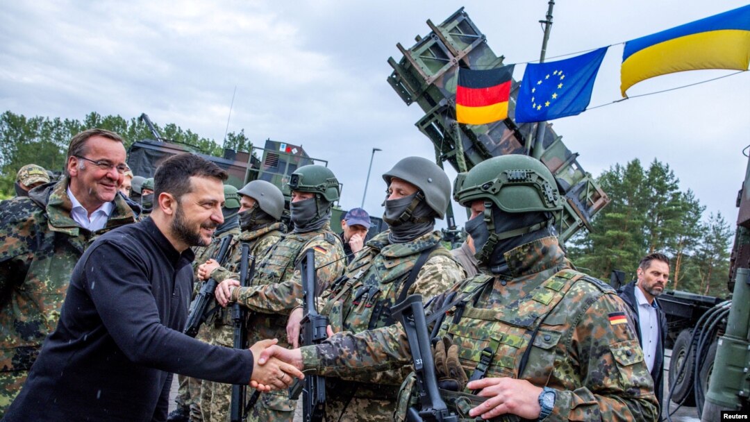 Tổng thống Ukraine Volodymyr Zelenskiy thăm khu huấn luyện quân sự. (Ảnh tư liệu)