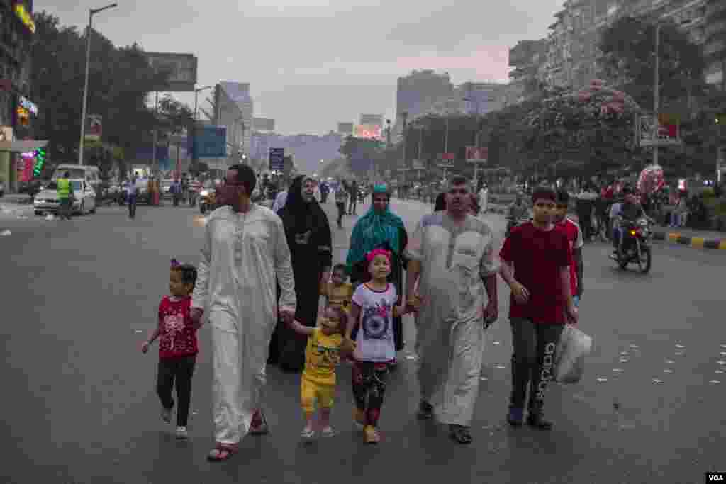 Keluarga Mesir menuju tempat sholat Idul Fitri di lapangan Mostafa Mahmoud di Kairo, Mesir, 25 Juni 2017. (H. Elrasam/VOA)