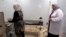 Dans plusieurs pays musulmans, les femmes subissent des tests de virginité. Au Pakistan, la province du Penjab a interdit cette pratique le 4 janvier 2021. Sur cette photo, des employées dans la salle où ces tests sont effectués à l'Institute Médical Légal de Bagdad en Irak. AFP 