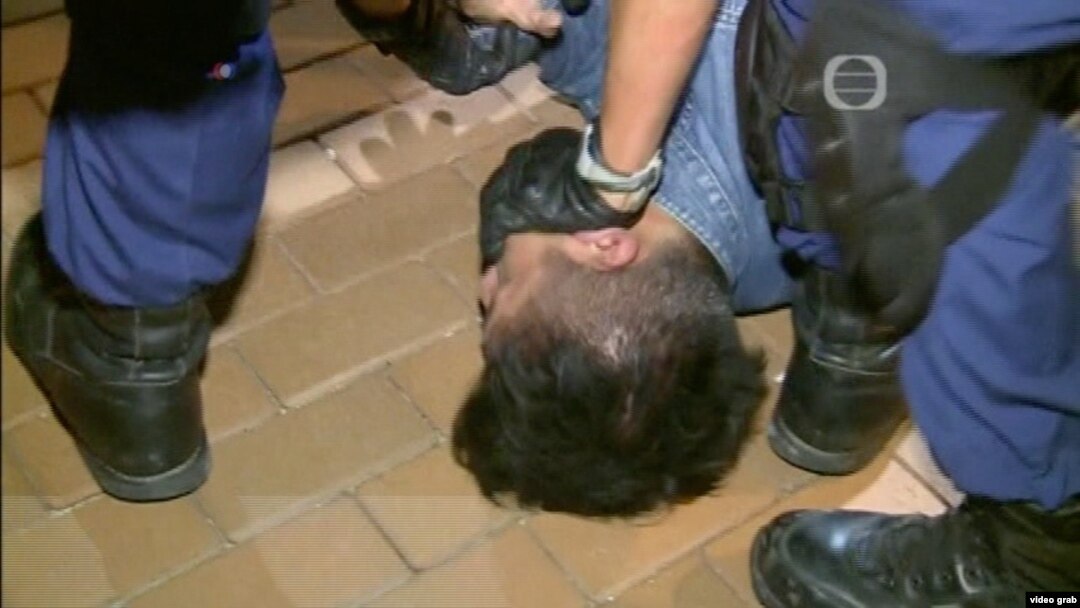 Policajci tuku demonstranta u Hongkongu