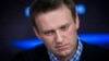 ARHIVA - Ruski opozicionar Aleksej Navalni sluša pitanja tokom radijskog intervjua, 8. aprila 2013. (Foto: AP/Alexander Zemlianichenko)