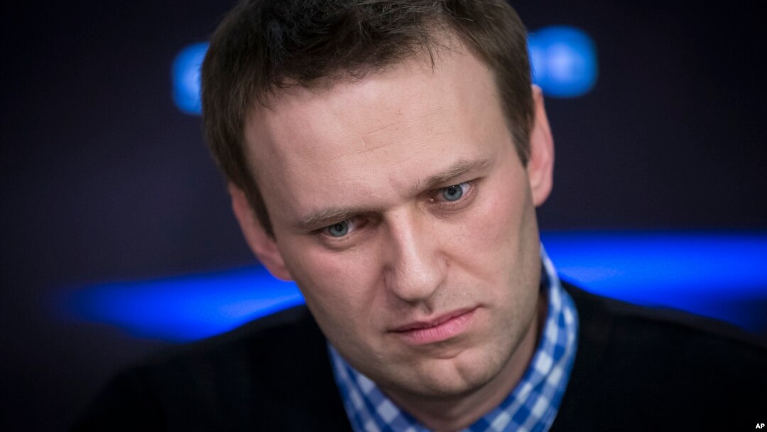 ARHIVA - Ruski opozicionar Aleksej Navalni sluša pitanja tokom radijskog intervjua, 8. aprila 2013. (Foto: AP/Alexander Zemlianichenko)