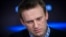 Pemimpin oposisi Rusia Alexey Navalny mendengarkan pertanyaan selama wawancara di stasiun radio Echo Moskvy (Gema Moskow) di Moskow, Rusia, Senin, 8 April 2013. (Foto: AP)