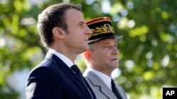 L’ex-chef d'état-major des armées françaises, Pierre de Villiers, à droite, et le président français Emmanuel Macron lors de la fête nationale de la France, aux champs Elysées, Paris, 14 juillet 2017.